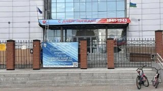 «С Днём Попеды». Баннер с такой вот опечаткой появился на здании Детской школы искусств города Пыть-Ях (Ханты-Мансийский автономный округ).В местной администрации заявили, что во всем виноват недобросовестный подрядчик.«Мы рассматриваем это как диверсию, п