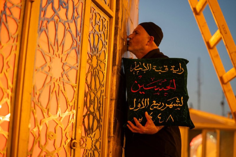 Arbaeen.ir | رسانه مردمی اربعین: .📸 تعویض پرچم سیاه گنبد امام حسین علیهالسلام با پرچم سرخ 📆 آغاز ماه ربیعالاول ۱۴۴۸🆔 @ArbaeenIR.📸 تعویض پرچم سیاه گنبد
