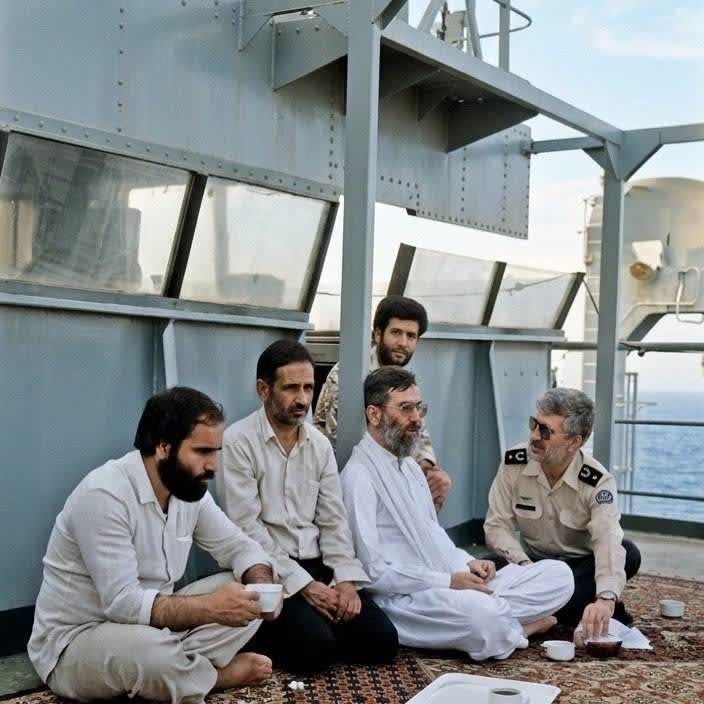 🌸خــــادم الــشهــــدا🌸: شهید آیتالله خامنهای ، در یکی از کشتیها در خلیج فارس، در جریان جنگ نفتکشها، اواسط دهه ۱۹۸۰ میلادی.@khadem_shohda