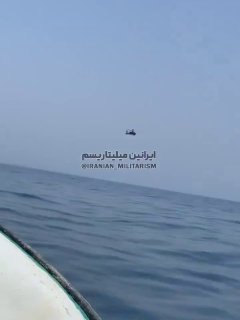 מסוק אפאצ'י AH-64 של צבא ארה"ב טס בגובה נמוך ליד האי קשם של איראן / מיצר הורמוז.