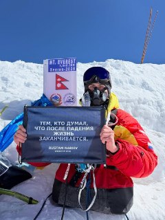 Лишившийся ног российский альпинист Рустам Набиев первым в мире взошел на вершину Эвереста на одних руках, об этом он сообщил в своих соцсетях:«Я посвящаю это восхождение каждому, кто сейчас меня смотрит. Этим поступком просто хочу сказать одно: пока в вас