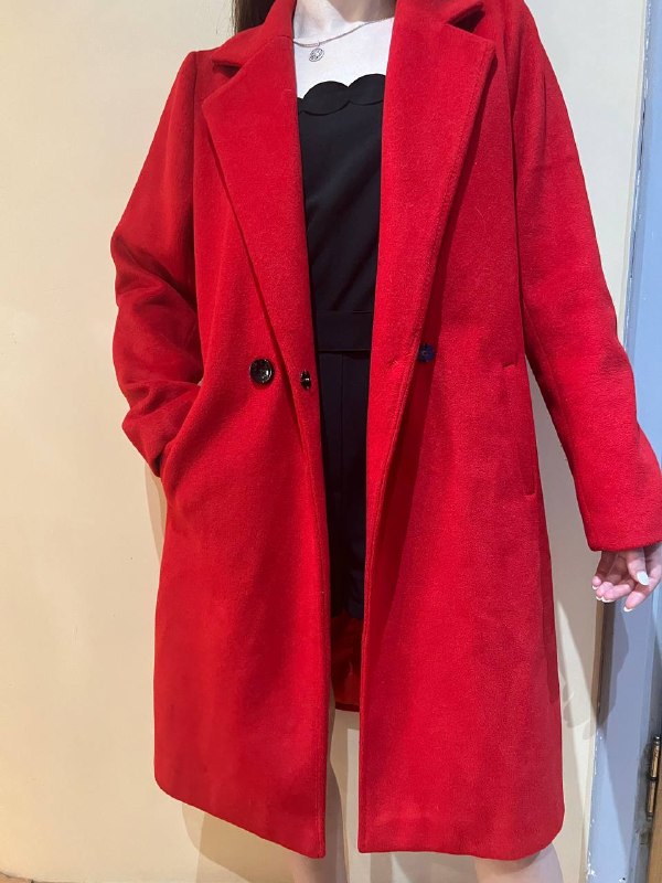 1. Пальто очень хорошего качества, плотная и приятная ткань. Состояние тоже очень хорошее, практичес