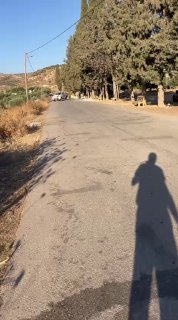 מתנחלים עוצרים צעיר ומכות אותו מזרחית לאידנה, ממערב לחברון.