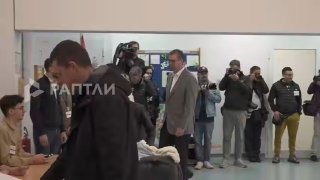 בחירות מוקדמות לפרלמנט החלו בסרביה - הנשיא לשעבר אלכסנדר ווצ'יץ' כבר הצביע בקלפי בבלגרד ווצ'יץ' עצמו נאבק ע…