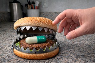 Многие люди, принимающие антидепрессанты или другую психотропную терапию, сталкиваются с побочным эффектом, о котором говорят не так часто, - набором веса и изменениями обмена веществ. При этом отменить лечение в большинстве случаев нельзя: психическое здо