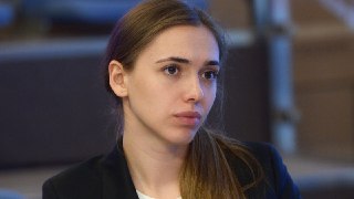 Против бывшей главы Росмолодежи Ксении Разуваевой возбуждено дело о растрате в особо крупном размере, она находится под запретом определенных действий, следует из картотеки Лефортовского суда Москвы.В июне ее отца Дениса Разуваева приговорили к шести с пол