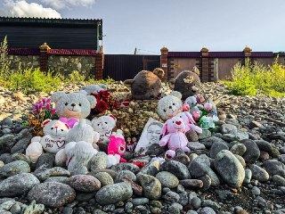 После исчезновения двух девочек в Кызыле жители целого города поверили шаманке, а не полицииМедиа «Глубина» изучило все факты расследования и рассказывает, почему люди идут к шаманам.Возле частного двухэтажного дома пятисот человек скандировали: «Правду — 