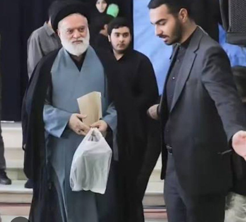 خرمگس: طی دهه‌ها دشمن تمام رسانه‌ها و چهره‌های رسانه‌ای خود را بسیج کرد تا آقای خامنه‌ای را شخصیتی اشرافی و راحت‌طلب و رانتخوار