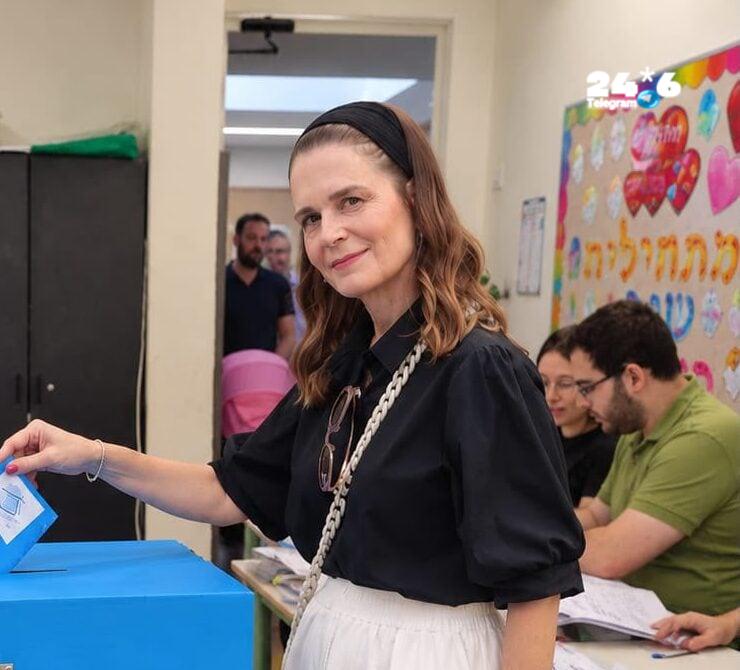 🇮🇱 מיכל ולדיגר הצביעה בקלפי בגבעת שמואל. יו"ר ועדת העבודה והרווחה של הכנסת, מיכל ולדיגר, הגיעה לקלפי בגבע…