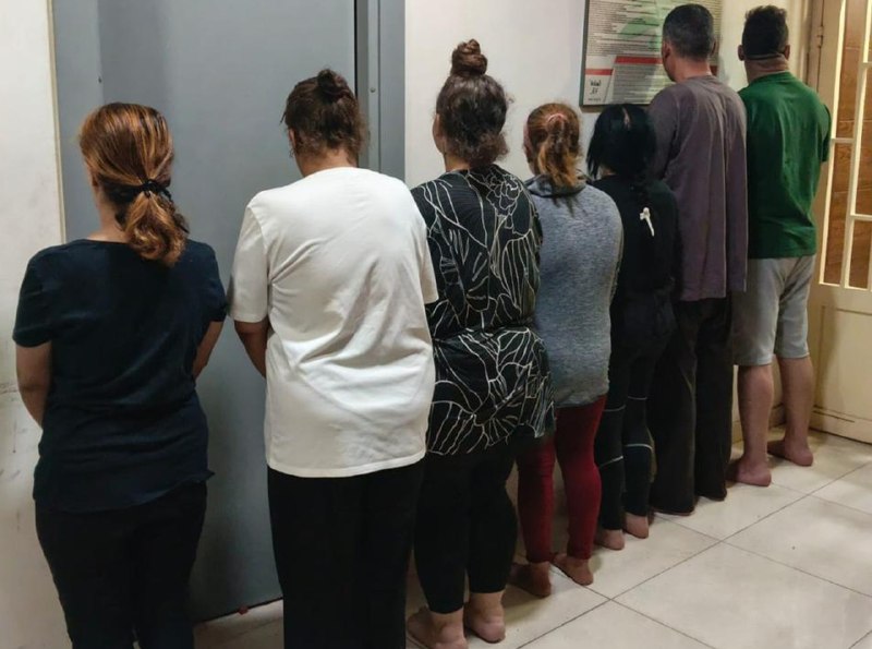 נערות לבנוניות וסוריות נעצרו בפיתוי לקוחות, כולל נהגי מכוניות ועוברי אורח, בדרך הימית בג'יה, ועוסקות בזנות…
