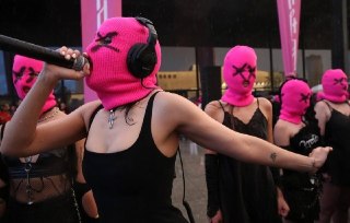 Pussy Riot включили в реестр экстремистов и террористовВ декабре суд в России признал Pussy Riot экстремистской организацией и запретил ее деятельность в стране.