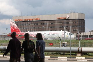 Путин открыл путь к полной приватизации Шереметьево. Государственную долю, вероятно, получит РотенбергВладимир Путин исключил московский аэропорт Шереметьево из перечня стратегических предприятий, что позволяет продать оставшийся у государства пакет акций.