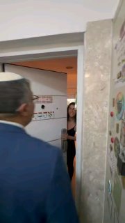 בן גביר הולך עכשיו מדלת לדלת וקורא לתושבים לצאת ולהצביע למפלגתו.