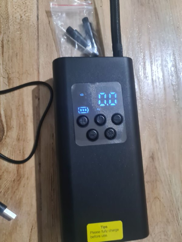 Насос для подкачки шин аккумуляторный со всеми насадками 50 лари — фото 1