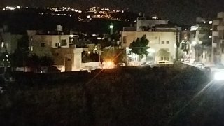 מקורות מקומיים: כוחות הכיבוש מסתערים על הכפר עוורתא מדרום מזרח לשכם.