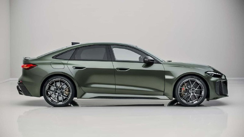 Audi официально представила новую RS5 B10 — сразу в двух кузовах: седан и универсал. Под капотом 2,9 2