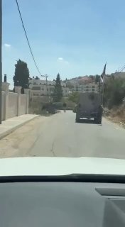 צבא הכיבוש מחרים טרקטור חקלאי מהעיירה סינג'יל מצפון לרמאללה.