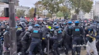 בפורט דה וינס בפריז, המשטרה דוחפת בכוח את ההמון עם האשמות שרביט חוזרות ונשנות. מפגינים במקומות שונים ברחבי…