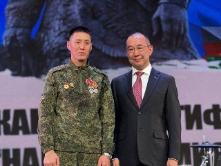 Военный, который якобы «месяц удерживал село в ДНР» и получил орден Мужества, стал фигурантом дела о разбое На Иона Дмитриева, военного из Якутии, завели дело о разбое, пишет «Медиазона»*. Якутский горсуд рассматривал ходатайство следствия об аресте Дмитри
