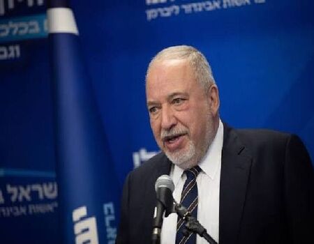 הלם פוליטי בתל אביב; ליברמן דרש חקירה פלילית של נתניהו באשמת "בגידה". ערב הבחירות לכנסת, אביגדור ליברמן, רא…