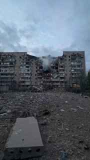 11 человек погибли, 46 пострадали в Киеве в результате массированного ракетного удара, сообщил мэр города. Повреждены несколько жилых домов (Фото и видео 1 – 4). Наиболее тяжелые последствия зафиксированы в Подольском районе, где зафиксировано попадание в 