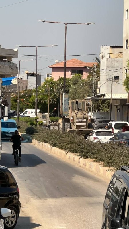 חלק מכוחות הכיבוש, מלווה בדחפור צבאי, מסתער על העיר קלקיליה