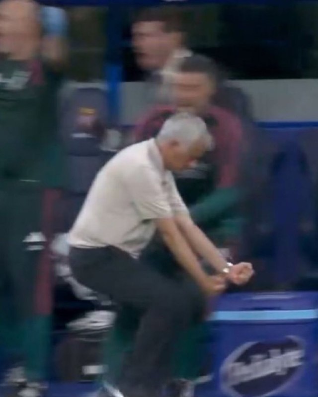 فوتبالی | Footballi.net: آقای خاص و همان کارهای همیشگی؛⚪👑شادی مورینیو پس از گل دوم رئال‌مادرید به اسپانیول ⚽️ @FootballiApp