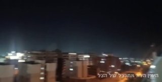 סצנות מהפשיטות האמריקניות שתקפו את העיר צ'באהר שבדרום איראן