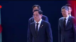 סגן ראש ועדת הקונגרס הסיני חלק כבוד למנהיג המהפכה ההרוג