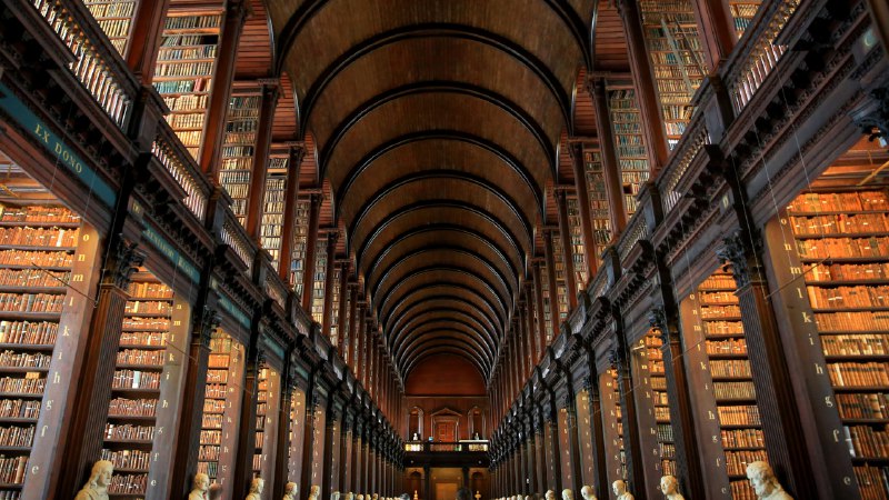 Fully booked!Library of Trinity College Dublin, Ireland (© Vincent Isore/Getty Images)