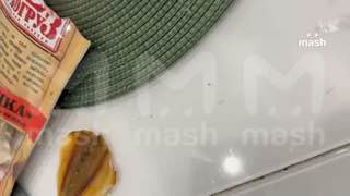 Рыбу с шариками ртути в Новой Москве также ел десятилетний ребёнок.По данным Mash, семья доедала последнего полосатика и решила его потрясти — изнутри выкатились шарики. На место приехали МЧС и полиция, снек изъяли.Глава семьи заявил нам, что все чувствуют