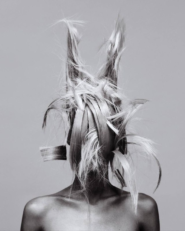 В Музее декоративных искусств в Париже открылась выставка Des cheveux et des poils —  о роли волос в формировании нашего внешнего и социального облика. Чего только нет на двух этажах этого вояжа по истории волос длиной в шесть веков: парикмахеры — от Леонара Аутье, наводившего красоту Марии-Антуанетте, до Александра из Парижа, ставшего мировой маркой Alexandre de Paris, а также их аксессуары — от жутких щупалец-фенов и первых машин для химзавивки до новейших изобретений. Обо всем по порядку — в материале Марии Сидельниковой. Жизнь на волоске: 