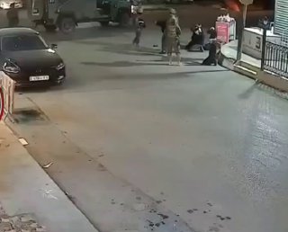 סצינות המתעדות את מעצרו של כוחות ישראל של הצעיר זיאד מוחמד אל-עאמר, אחיהם של ההרוגים איהם ואיסר, ועינויים ש…