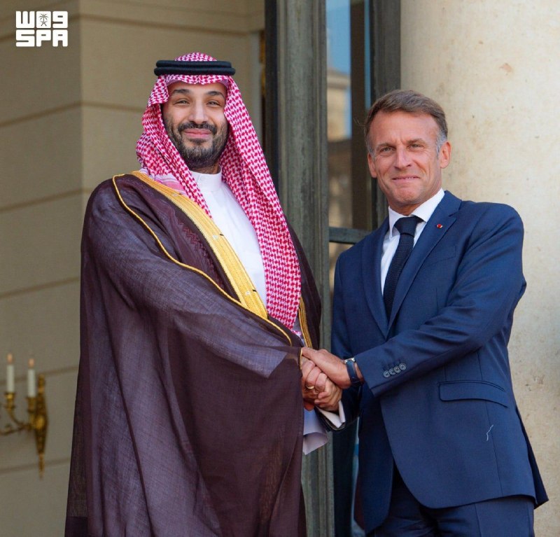 تجارت‌ نیوز: 🔻ولی‌عهد عربستان وارد کاخ الیزه شد▪️ولی‌عهد عربستان سعودی در ادامه سفر دیپلماتیک خود به پاریس، وارد کاخ الیزه شد و مورد 