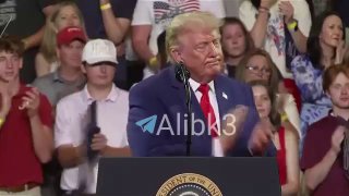 טראמפ מצדיע להוריו של חייל שנפל לאחרונה, ואז עובר לפתע לנושא אחר: "ביחד אנחנו הופכים את המדינה שלנו לבטוחה…