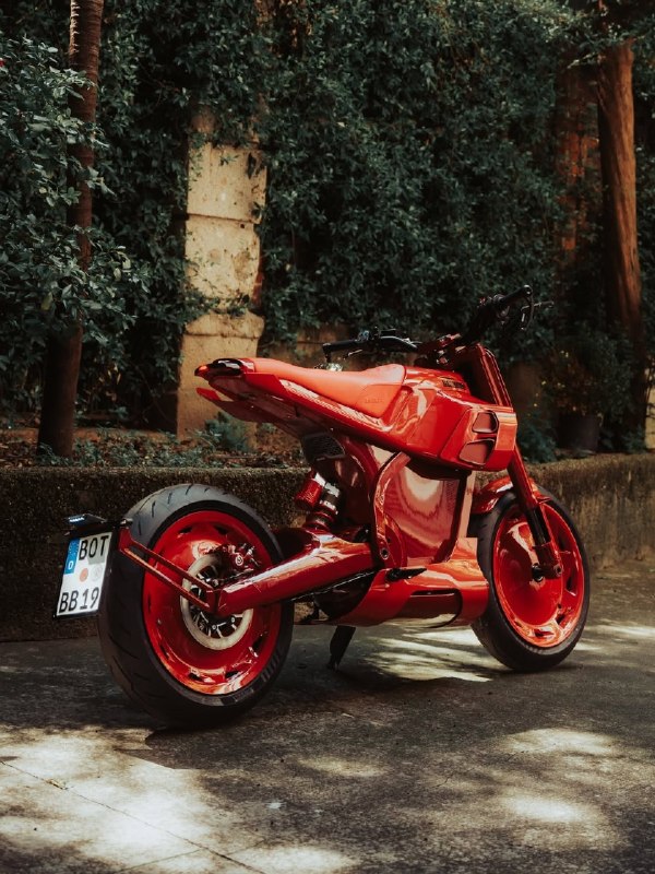 Электробайк от BRABUS показали на Milan Design Week. Модель FIRST EDITION URBAN E в цвете «Fusion Re 5