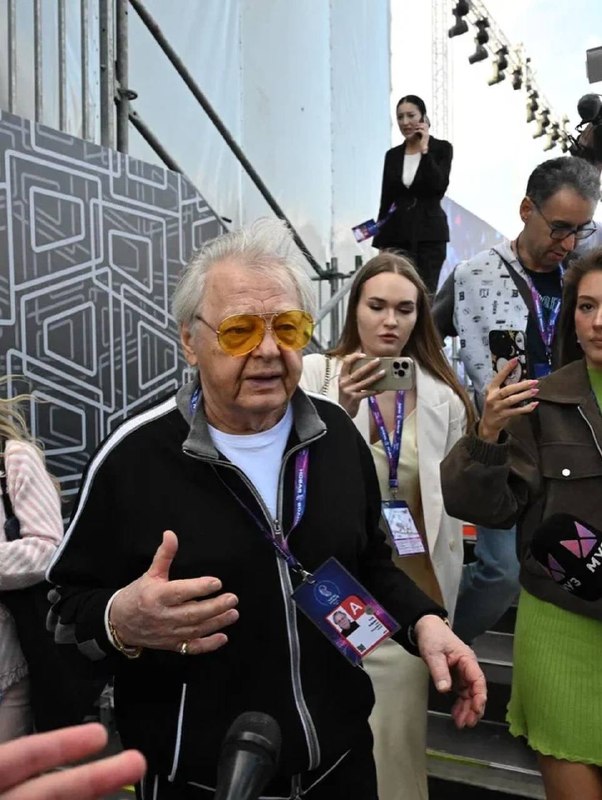 81-летний Юрий Антонов появился на «Новой волне» в Казани.