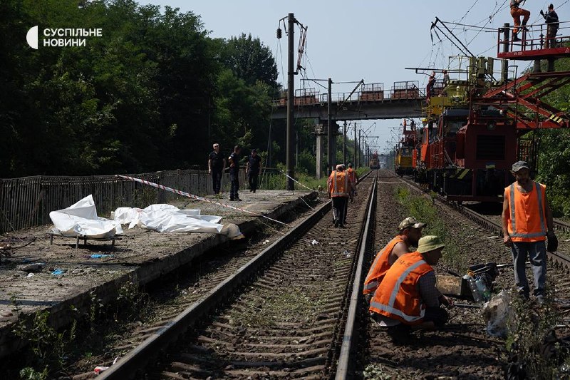Показуємо залізничну станцію Квітнева на Київщині, де через нічну атаку РФ загинули вісім людей. Як розповідав голова Броварської РДА Бігун, під час удару вони чекали на потяг, який запізнювався