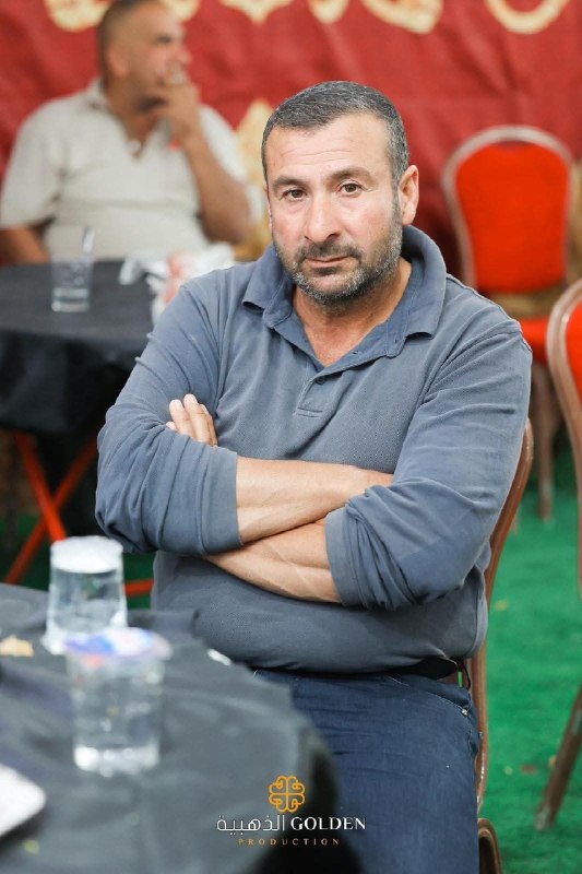 כוחות הכיבוש עוצרים את החקלאי ראסם אל-נוואג'א מאזור "ואדי אל-ג'וואיה", דרומית לחברון, בעת שרעה בעלי חיים.