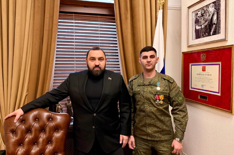 Депутат Государственной Думы Султан Хамзаев п ригласил в Государственную Думу участника специальной военной операции, кавалера Ордена Мужества Азамата  фото
