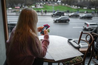В России хотят запретить регистрацию eSIM из-за границы. С их помощью можно обходить блокировки🔵 Ограничения для eSIM. Правительство обсуждает запрет на регистрацию электронных сим-карт (eSIM) из-за рубежа в рамках третьего пакета мер по борьбе с мошенниче