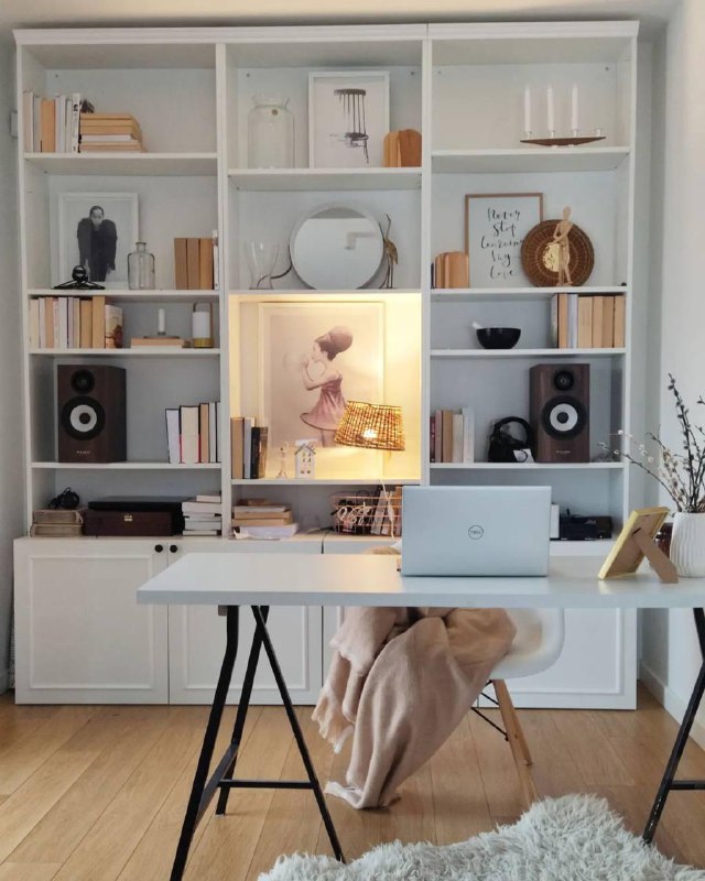 Милые рабочие уголки это не только про стол и стул, а про настроение, в котором ты открываешь ноутбук. Чашка кофе, маленькая лампа, пара любимых де... - изображение 9 - про, telegram, view