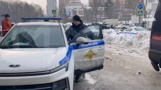 По подозрению в покушении на генерал-лейтенанта Алексеева разыскивается мужчина — 35-45 лет на вид, среднего роста и телосложения.Фигура потенциального киллера попала сразу на несколько камер видеонаблюдения — в процессе его отхода с места преступления. Он