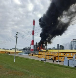 В Нижнекамске атаковано нефтяное предприятие, также дрон попал в многоэтажный дом, после чего там, предположительно, произошел взрыв газа, сообщают очевидцы.По словам главы Татарстана, в результате попадания дрона в жилой дом в Закамском регионе пострадали