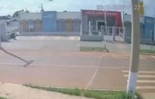 מטוס שריסס חומרי הדברה איבד שליטה והתרסק לתוך גן ילדים בברזיל. איש לא נפגע כתוצאה מהנפילה. לא היו ילדים בחל…