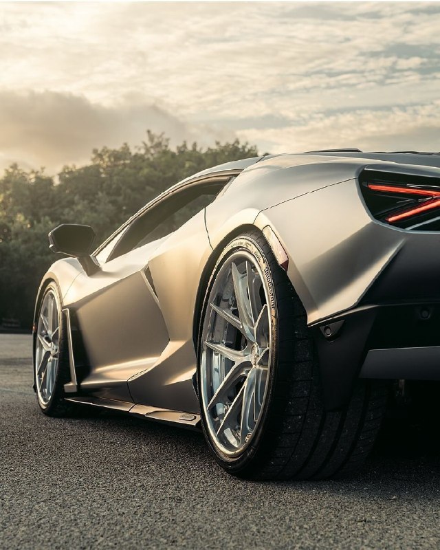 Lamborghini Revuelto 6