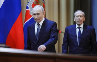 ФСБ и Росгвардия убеждают Путина перенести выборы в Госдуму — «Медуза». В Кремле это отрицаютРуководство ФСБ и глава Росгвардии Виктор Золотов пытаются убедить Владимира Путина перенести или даже отменить выборы в Госдуму. Об этом заявили источники «Медузы
