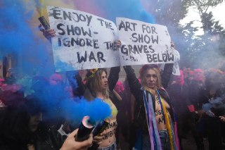 Активисты Pussy Riot и FEMEN провели акцию протеста у павильона России на Венецианской биеннале.Как сообщает «Медуза», в рамках протеста активистка Надежда Толоконникова предложила организаторам биеннале к выставке 2028 года передать павильон российским оп