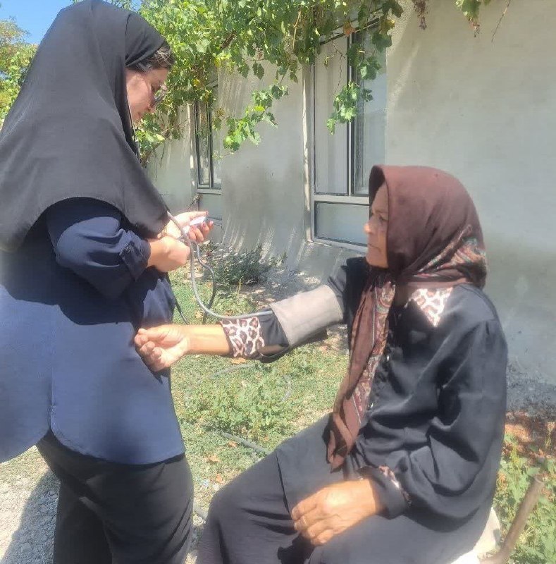 دانشگاه علوم پزشکی اردبیل: 🖼 #قاب_سلامت✔️ تیم سلامت، متعهد و مصمم به خدمت، در هر شرایطی 🔰پايش قند خون و فشار خون گروه هدف توسط بهورز خانه بهداشت رو