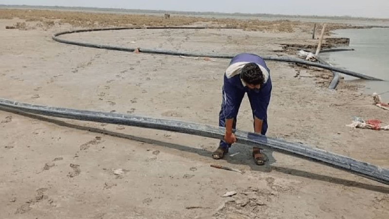 🌐 کانال خبری پارس جنوبی: 🟥خط لوله ۶ کیلومتری قاچاقچیان سوخت در میناب جمعآوری شد🔻 فرمانده پایگاه دریابانی میناب: مرزبانان در جریان رصد و پایش نوا